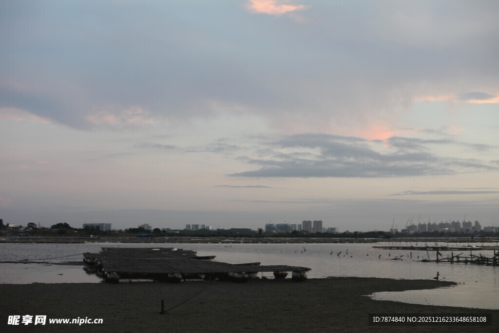 河畔暮色中的码头景象