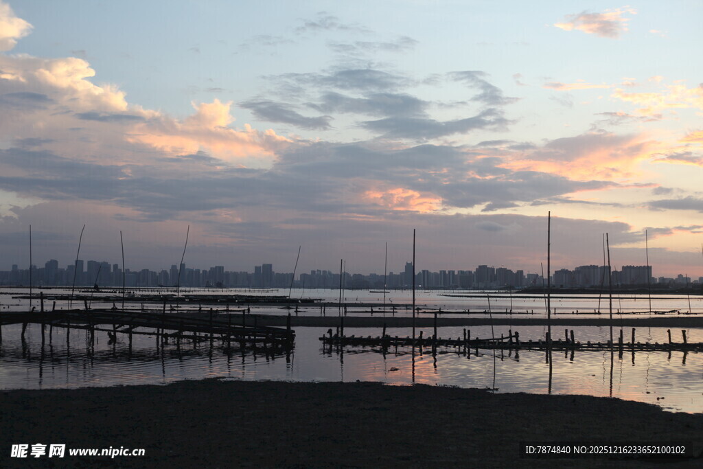 黄昏下的宁静码头风景