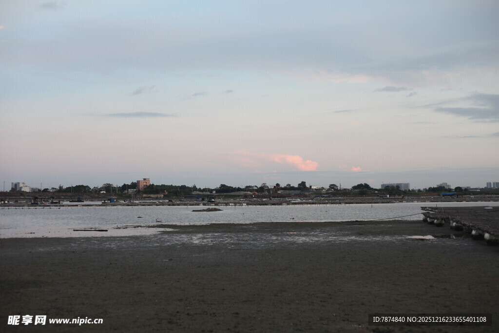 黄昏下的宁静河岸风光