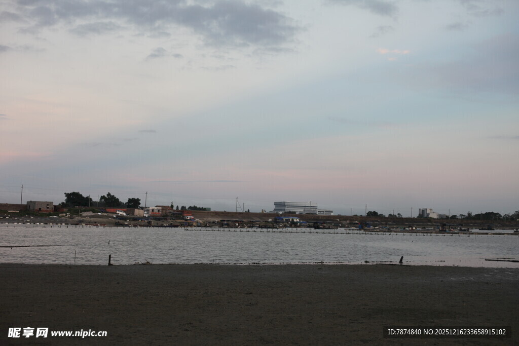 黄昏下的宁静水边景致