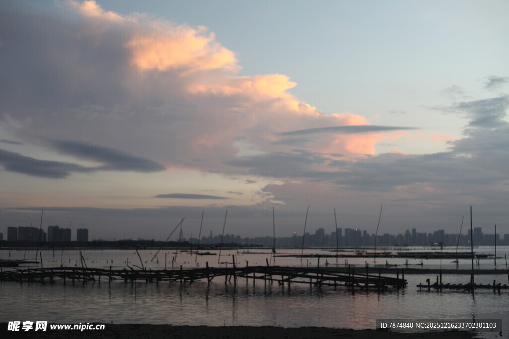 海滨晚霞下的城市与栈桥