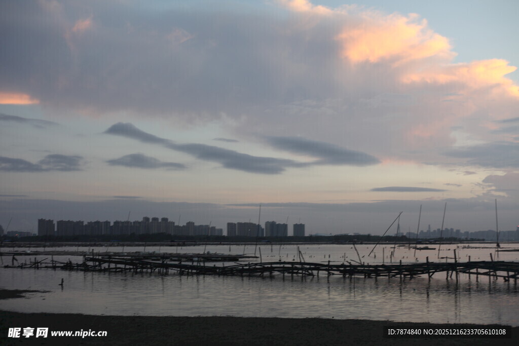 海滨暮色中的迷人天际线