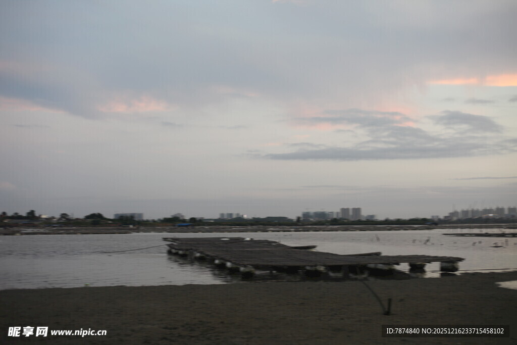 黄昏下的宁静码头