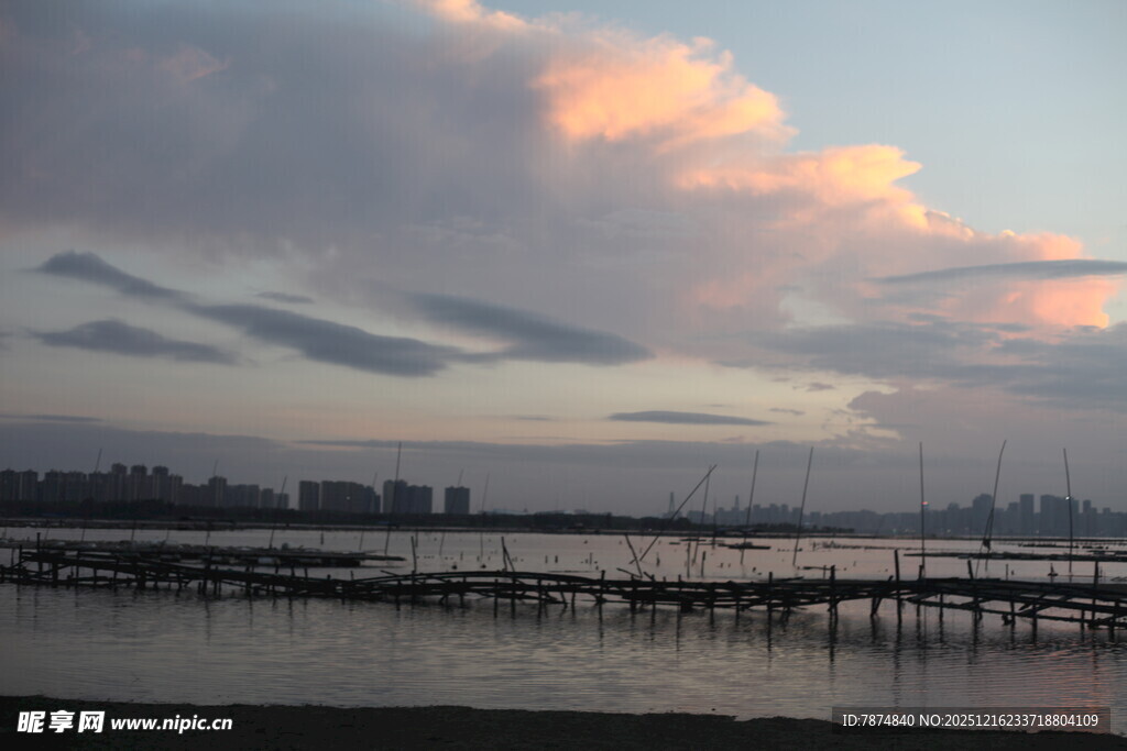 黄昏下的码头与绚烂云彩