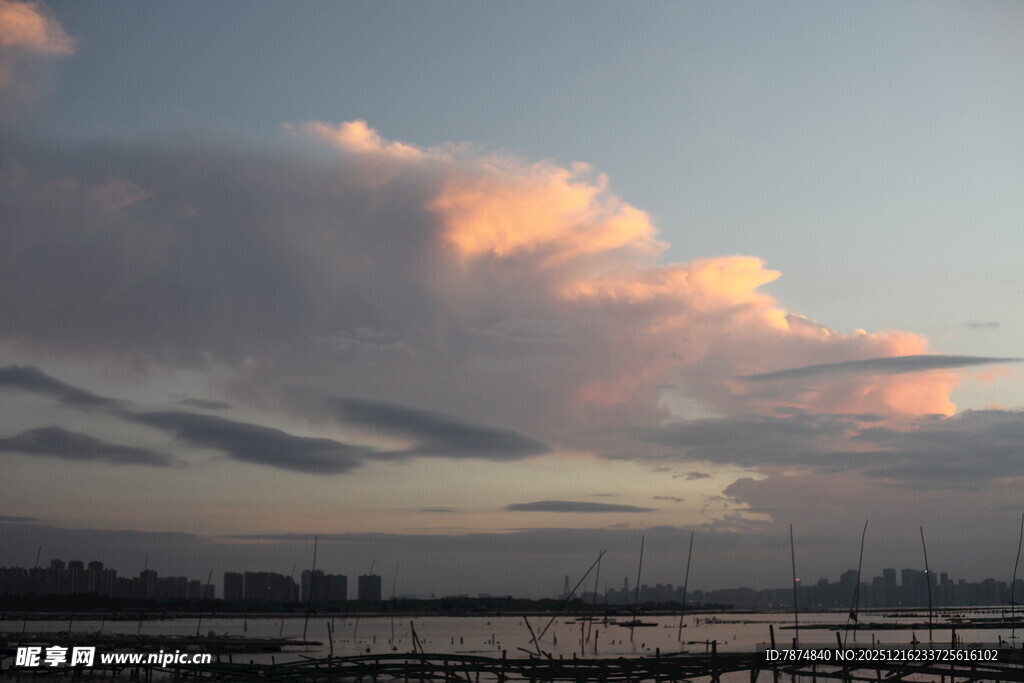 夕阳下的城市与绚丽云彩