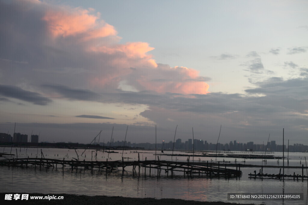 湖畔晚霞中的城市景观