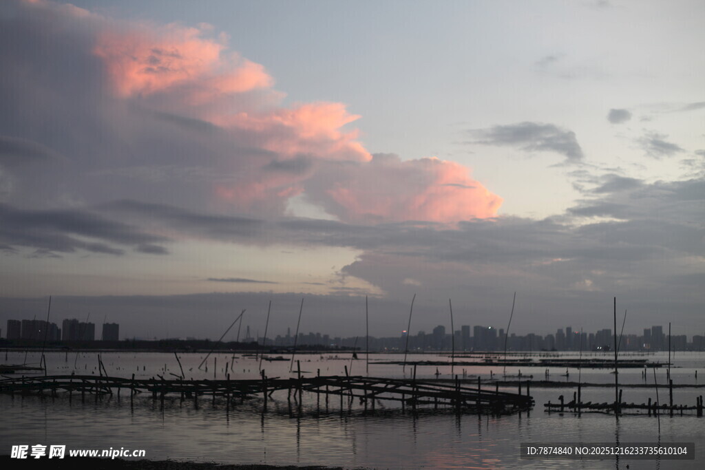 晚霞下的城市滨水景观