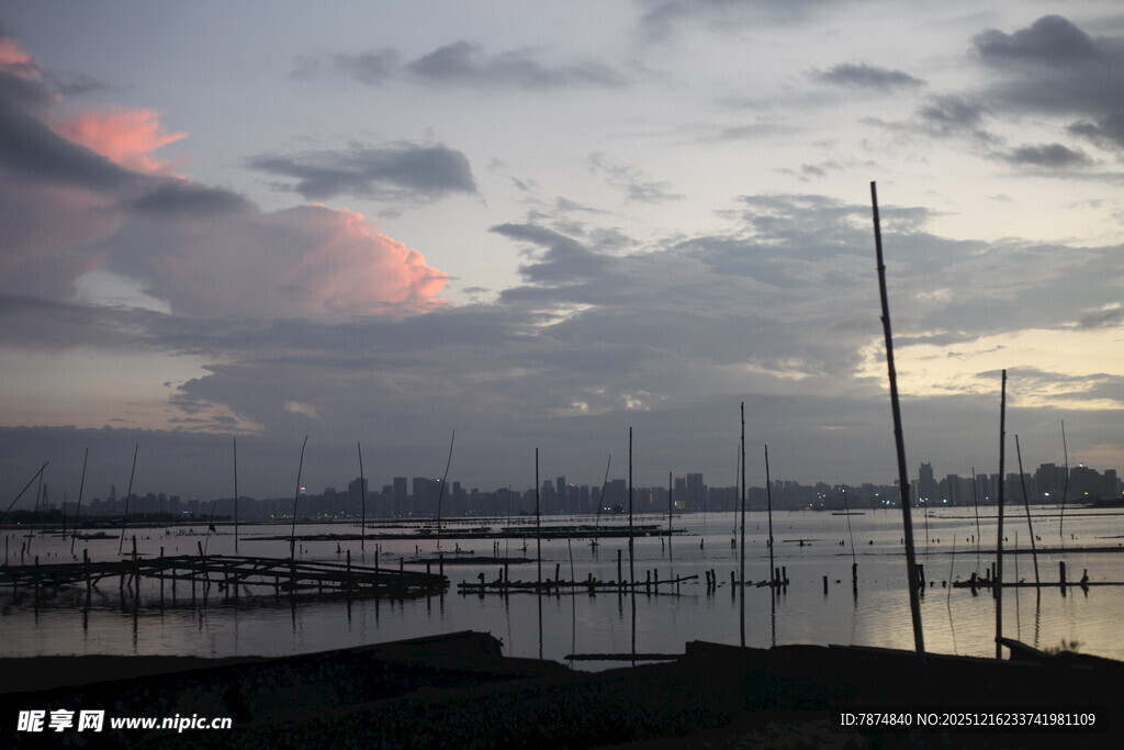 黄昏下的码头与绚丽云彩