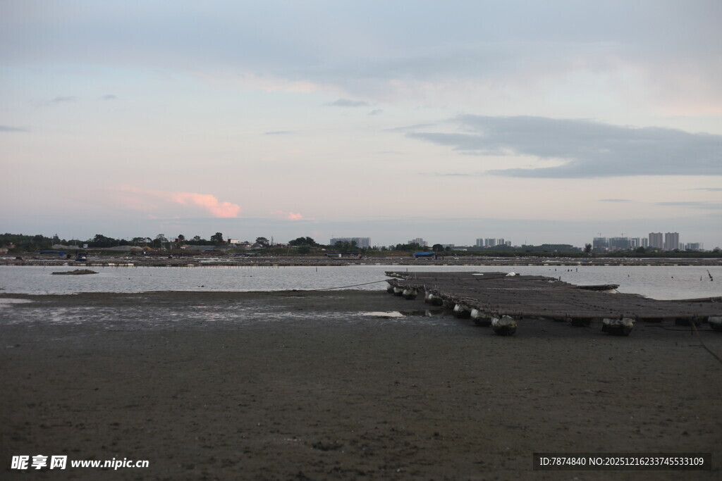 黄昏下的宁静海滨场景