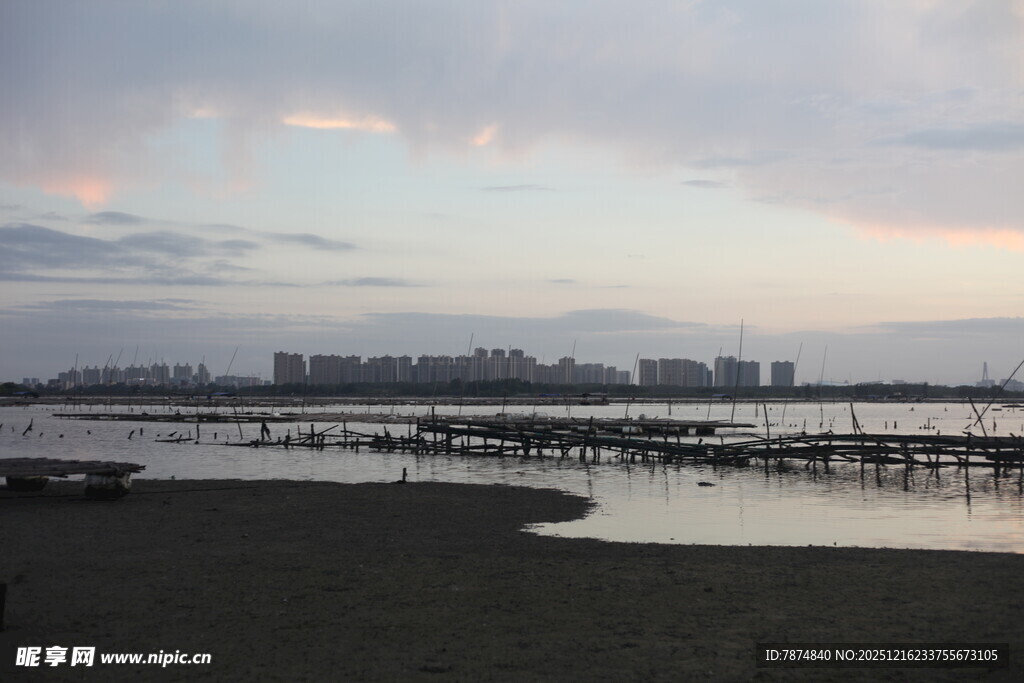 湖畔城市黄昏美景