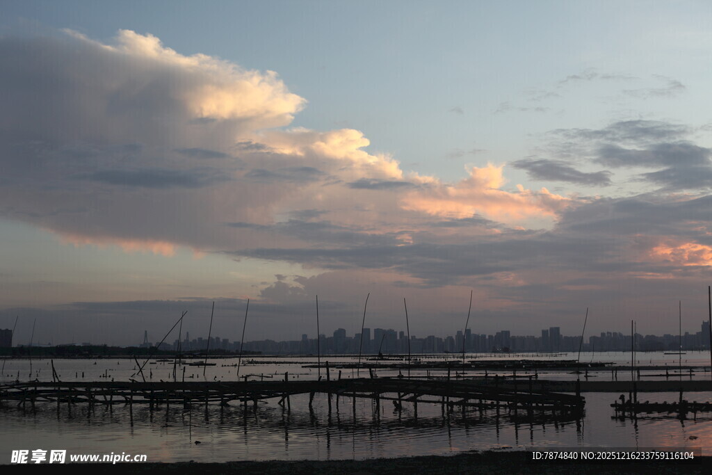黄昏下的码头与绚丽云彩
