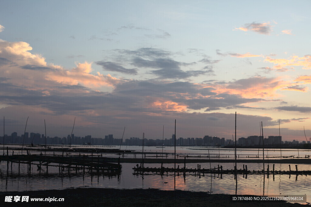 黄昏下的城市滨水美景