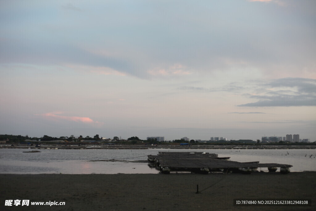 黄昏下的宁静河岸风光