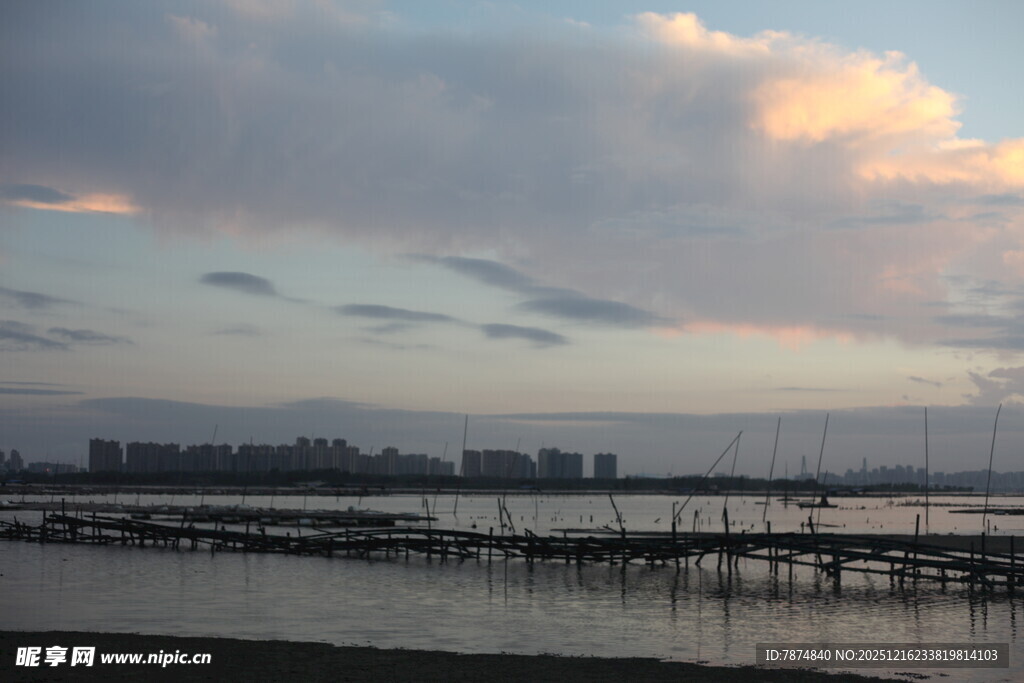 黄昏下的水边码头风景