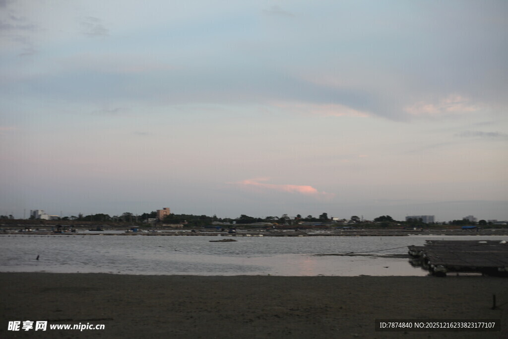 黄昏下宁静的河畔风光