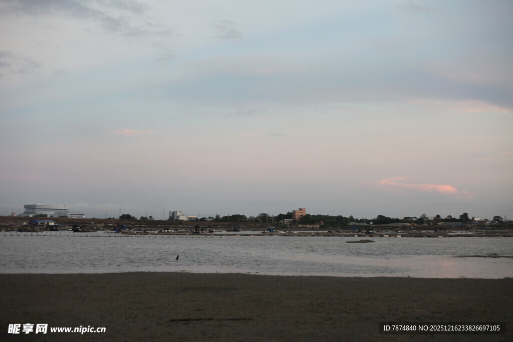 黄昏下的河畔景色