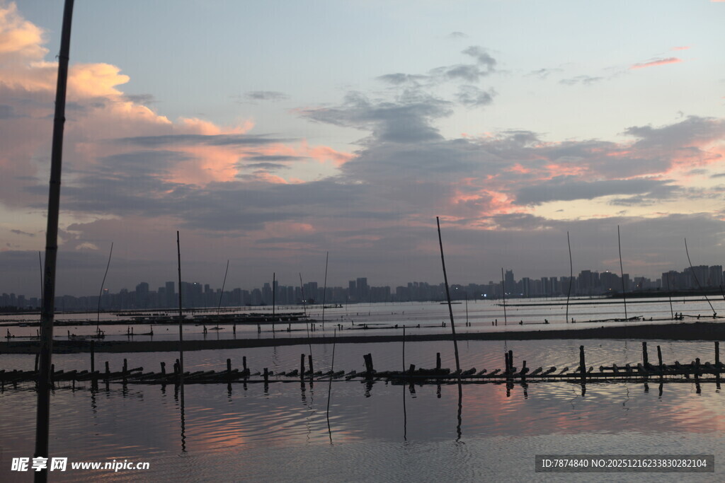 黄昏湖畔静谧水面与远帆