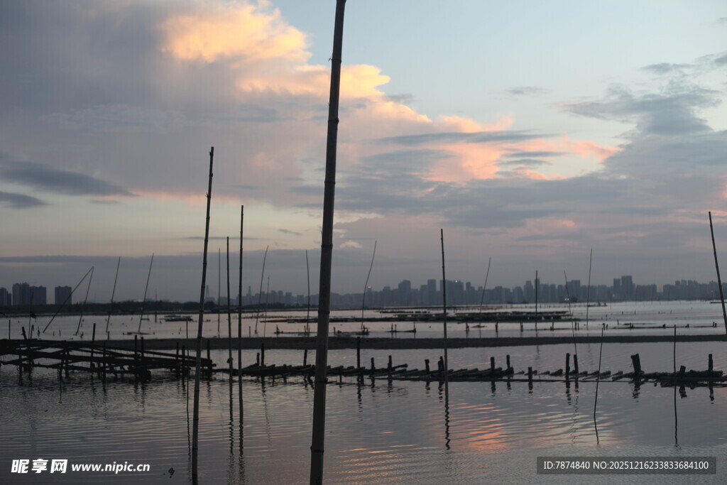 黄昏下宁静的水上帆船景象