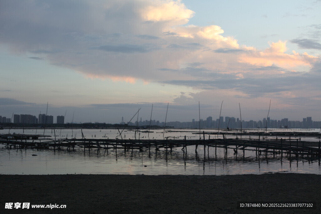 黄昏下的水边栈桥美景