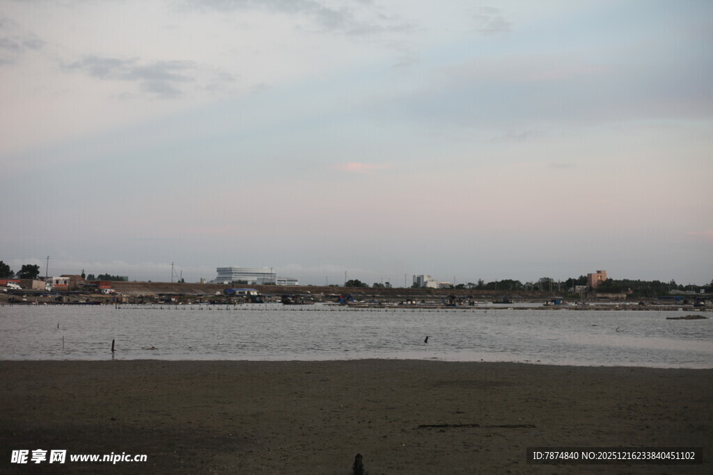 黄昏下的宁静河岸风光