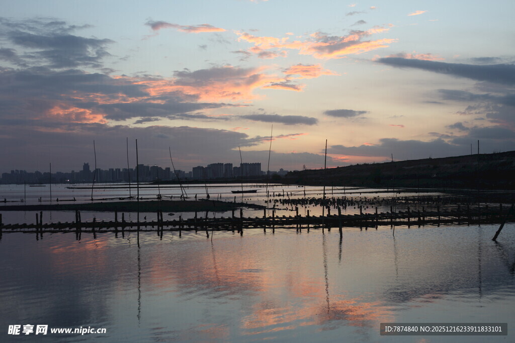 黄昏湖畔美景倒影如画