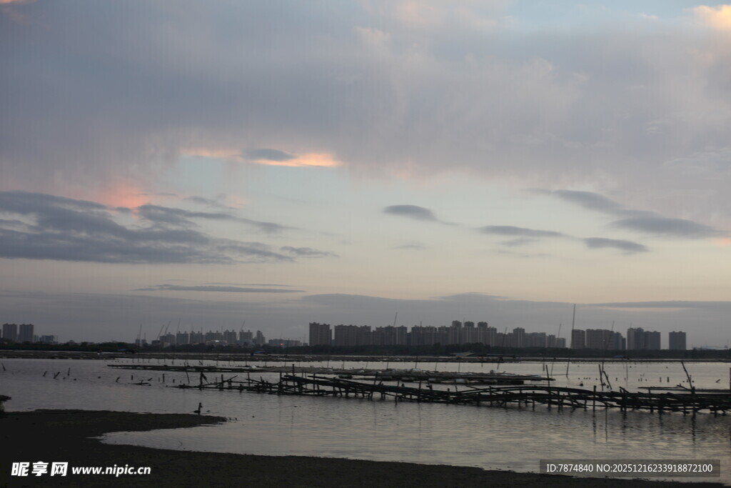 黄昏下的城市滨水风光