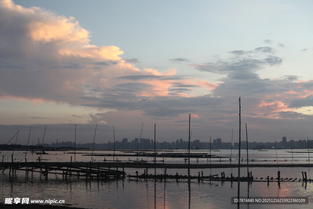湖畔夕阳下的宁静码头