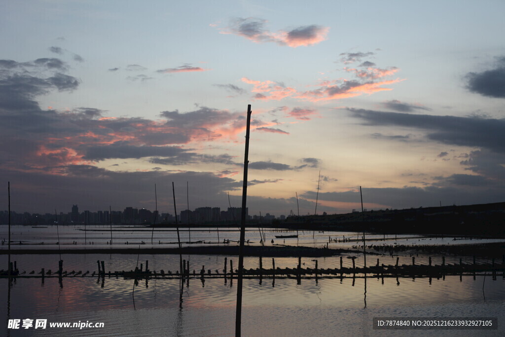 黄昏湖畔的静谧帆船景象