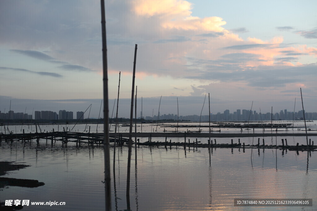 黄昏下的宁静码头与帆船