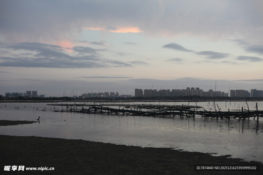 黄昏下的河畔码头景色