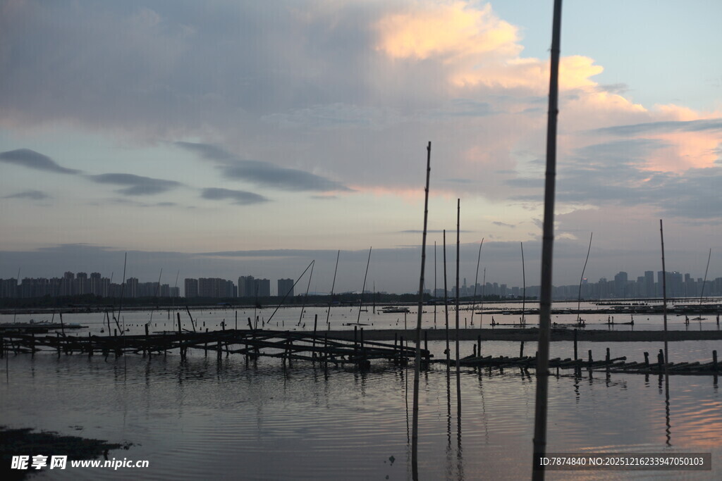 湖畔黄昏景桅杆立水中