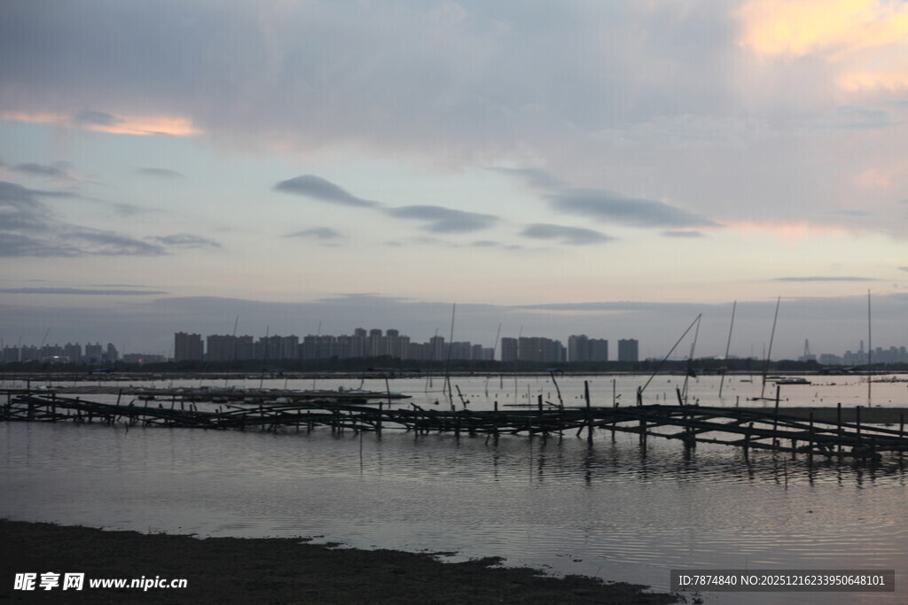 黄昏下的江畔栈桥风景