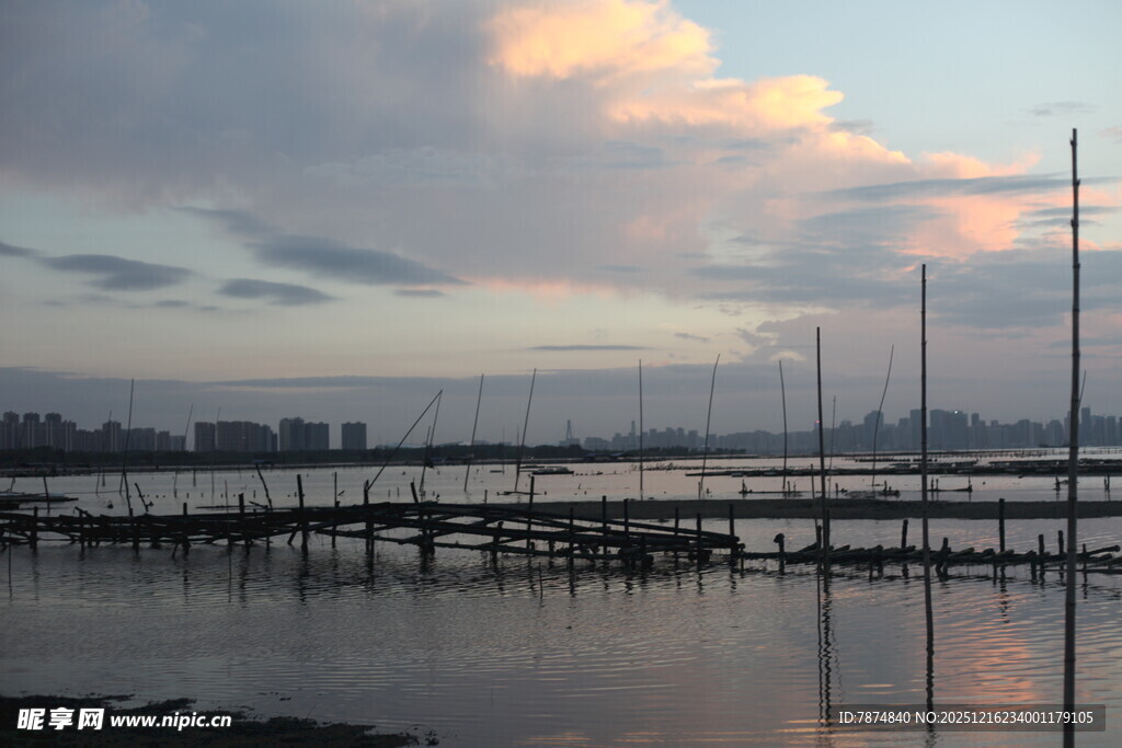 黄昏下的码头与绚丽云彩