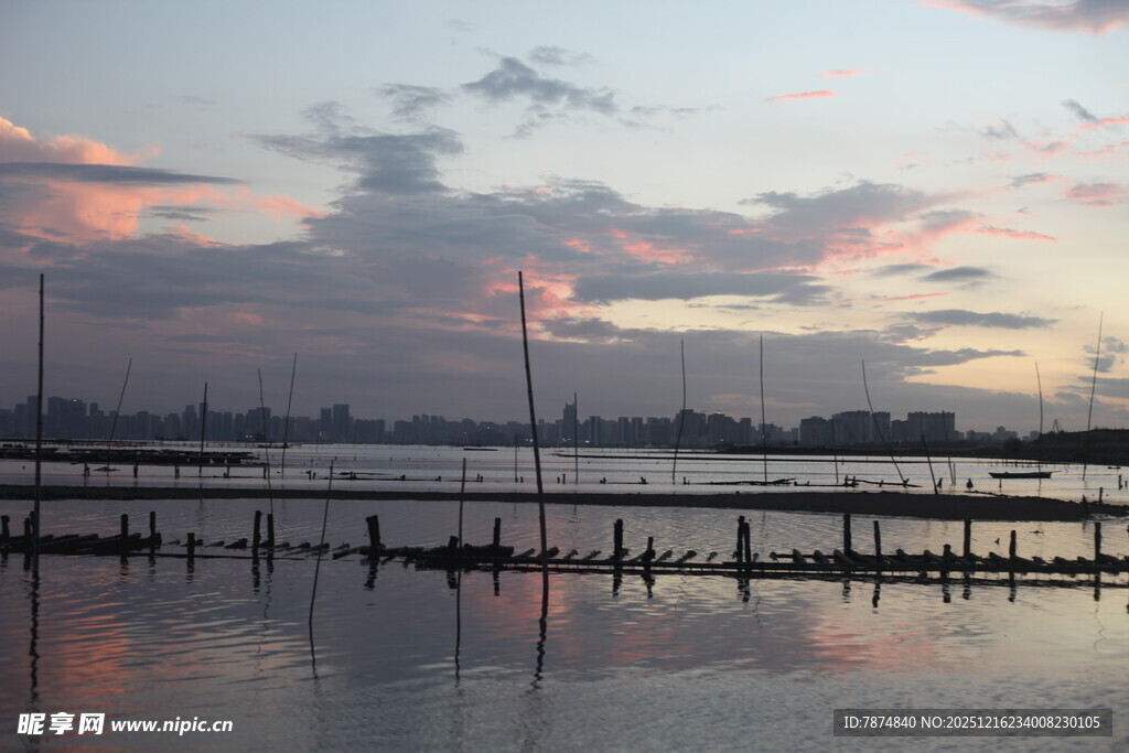 黄昏湖畔静谧的水上景致