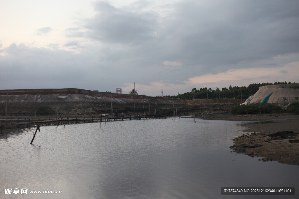 黄昏下宁静的水域景观