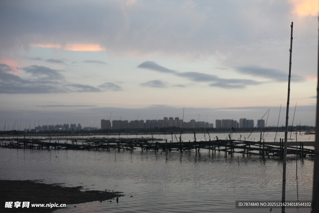 黄昏下的宁静水域与栈桥