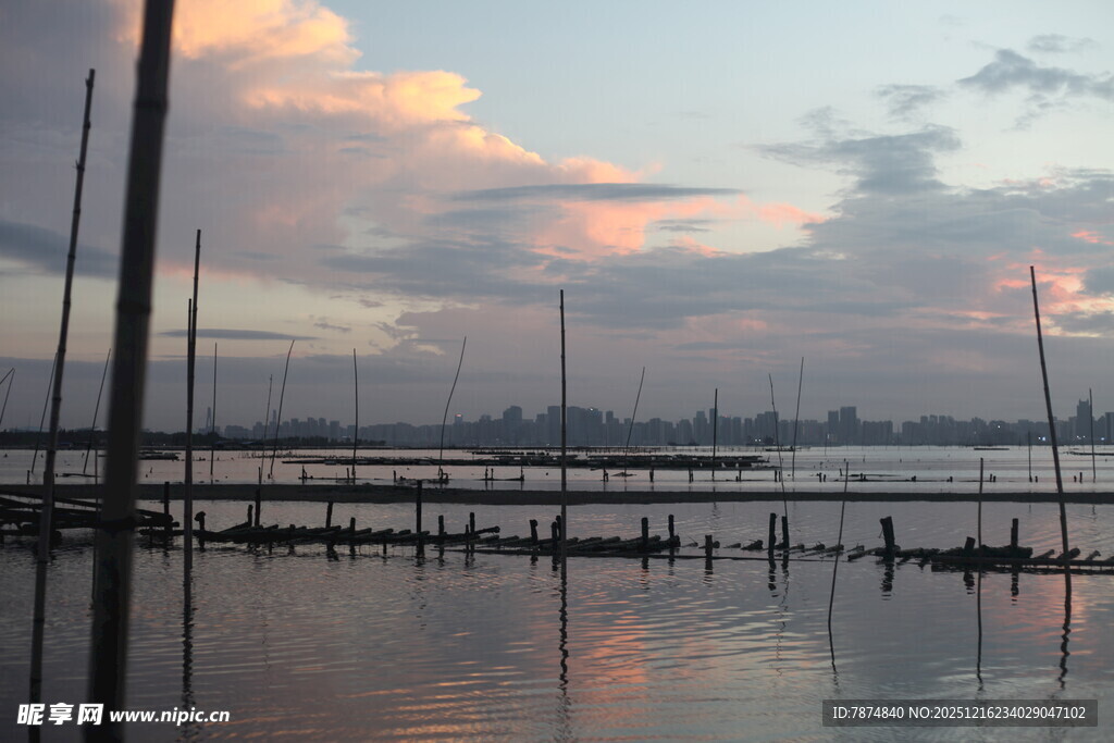 黄昏下的宁静码头景色