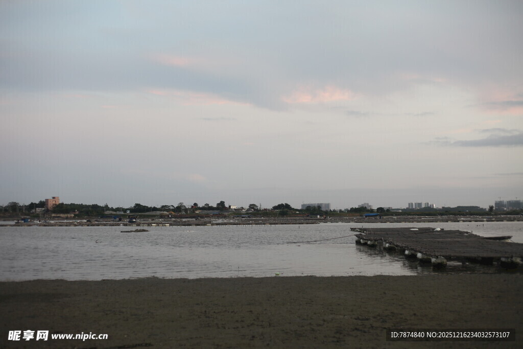 黄昏下的宁静河岸景色