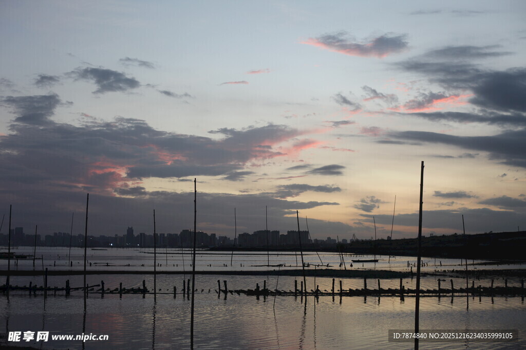 黄昏下的宁静水域景观