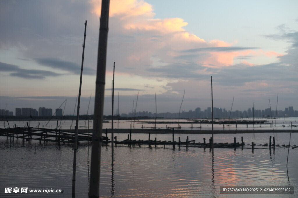 黄昏下的码头与平静水面