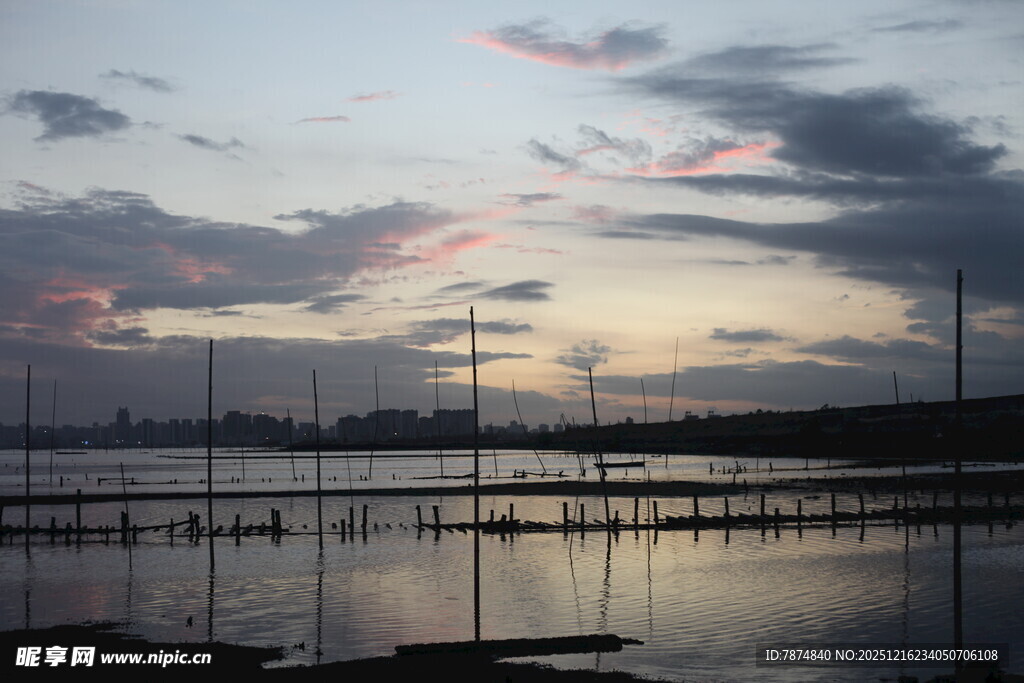 黄昏下的宁静水域景观