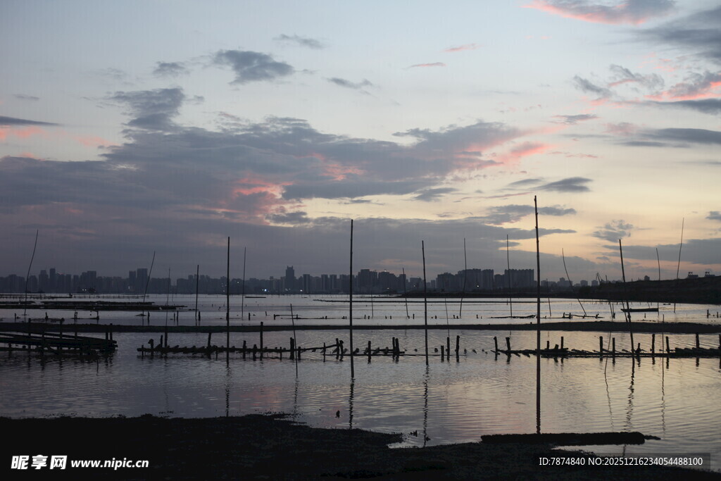 黄昏湖畔静谧的帆船景致