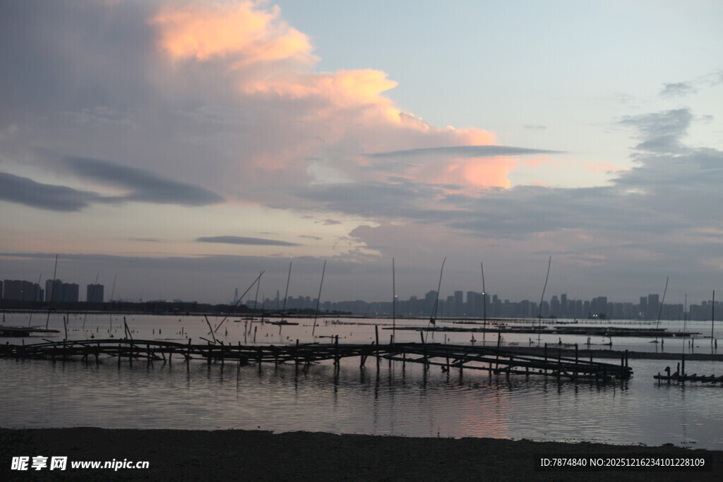 黄昏下的码头与绚烂云彩
