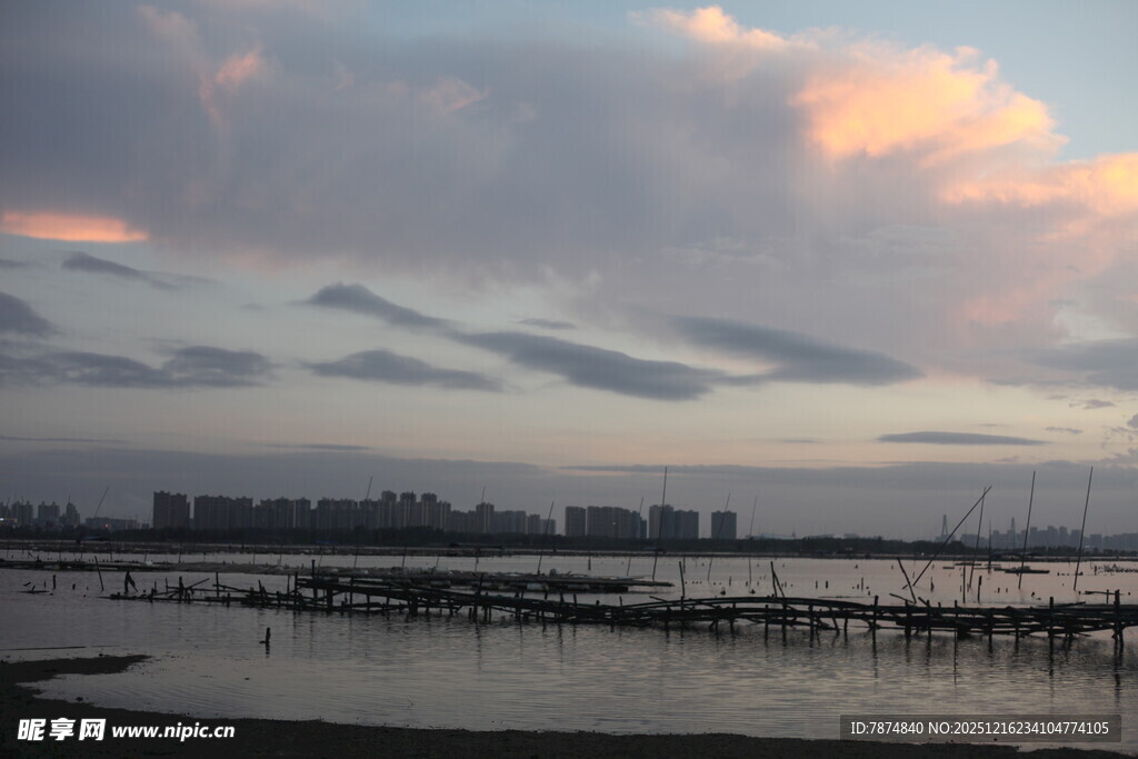 黄昏下的码头与绚丽云彩