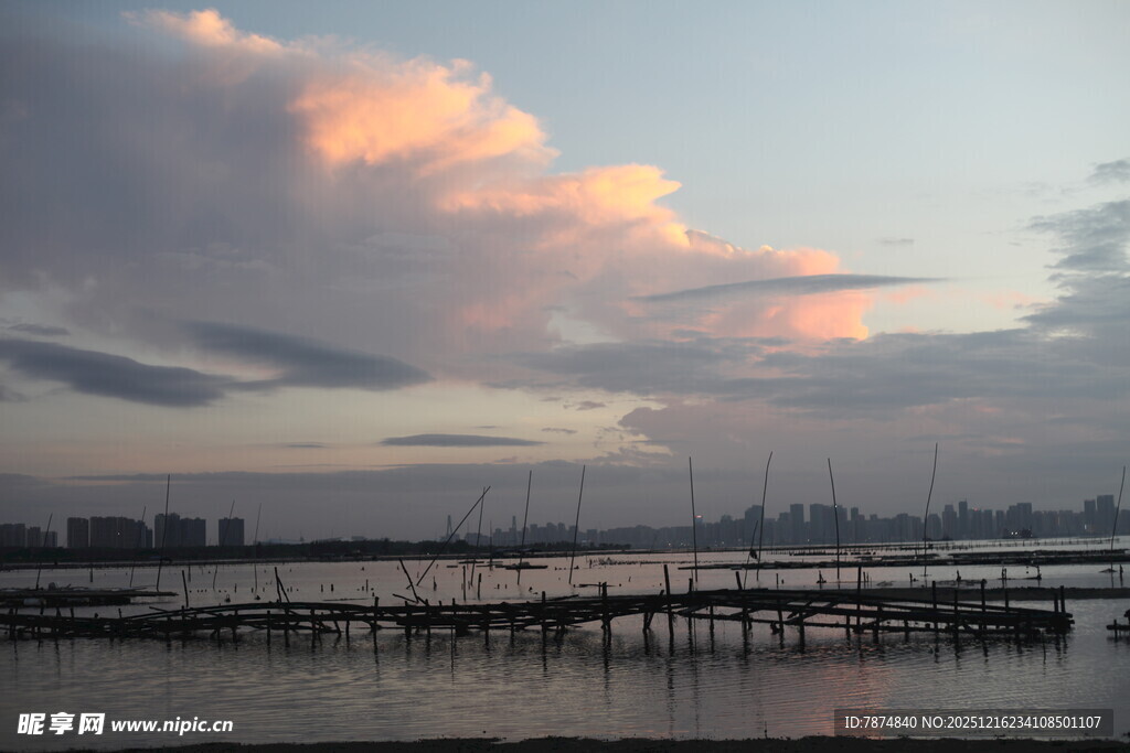 黄昏下的城市滨水美景