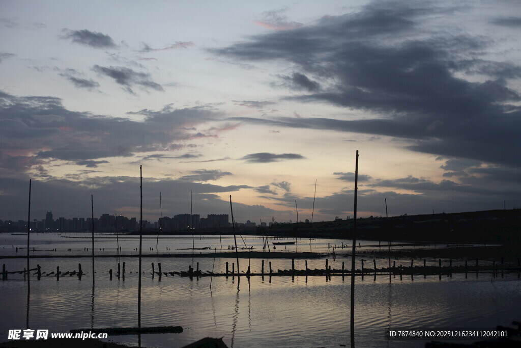 黄昏下宁静的帆船港湾