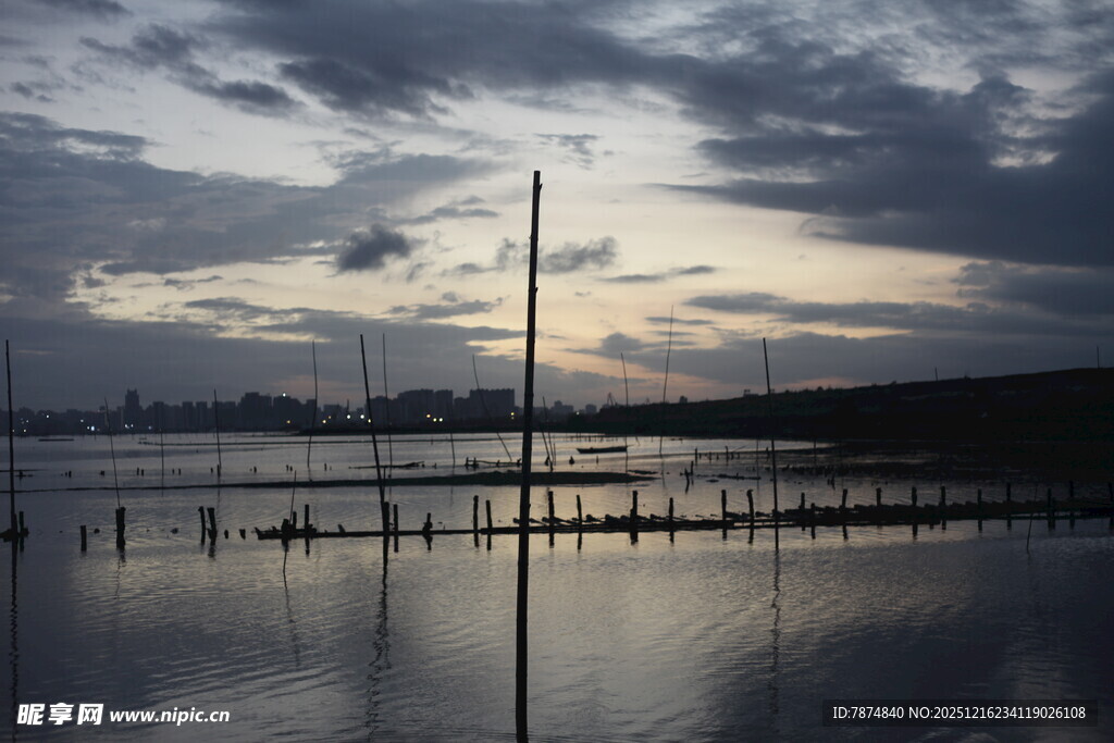 黄昏下宁静的水面与桅杆