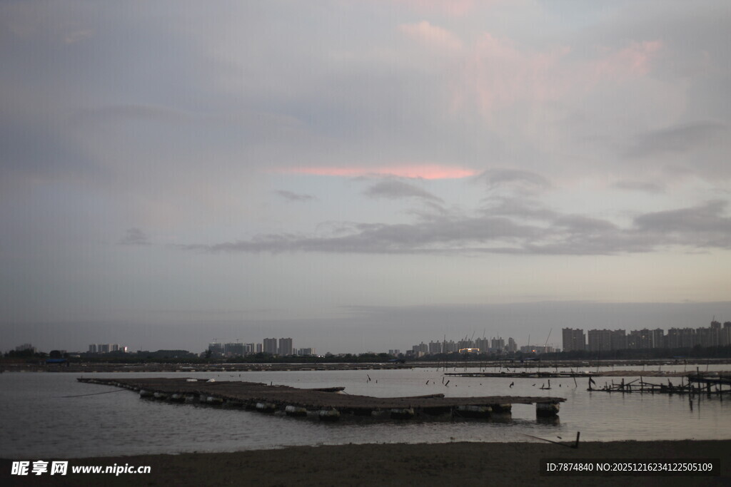 黄昏下的江边码头景致