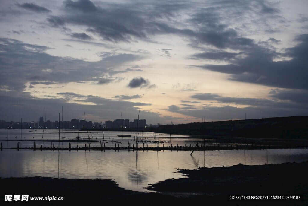 黄昏湖畔城市天际线倒影