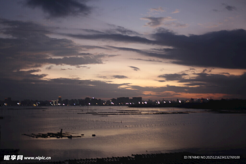 黄昏湖畔城市天际线美景